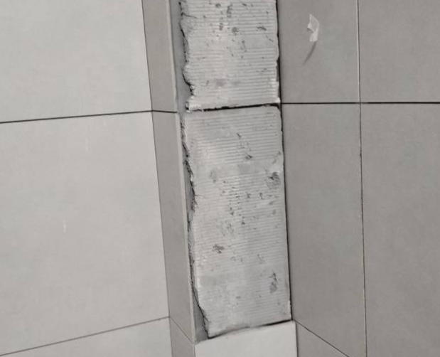 临潼瓷砖空鼓维修公司分享下瓷砖施工前基层浇水润湿程度不足，可能导致以下问题
