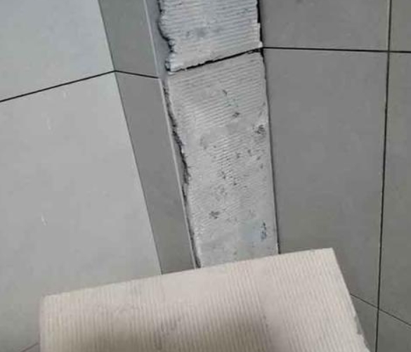 临潼瓷砖空鼓维修公司分享下厨房瓷砖脱落的补救措施。
